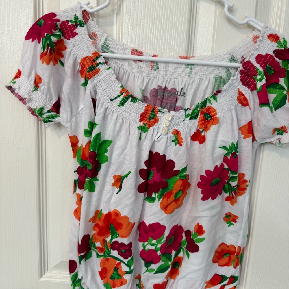 Super cute summer floral top.